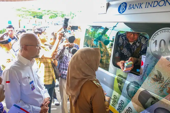 Kepala Perwakilan Bank Indonesia Provinsi Sulawesi Selatan, Rizki E. Wimanda bersama Wakil Gubernur Sulawesi Selatan, Fatmawati Rusdi menyaksikan layanan penukaran uang.