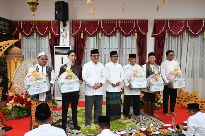 Penyerahan bantuan bagi 5 pondok pesantren di Balikpapan dalam acara Safari Ramadhan edis pertama di Rumah Jabatan Walikota Balikpapan, Selasa 4 Maret 2025.