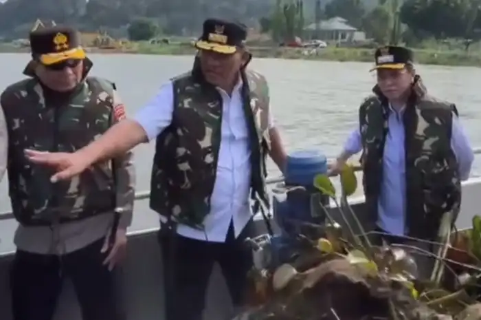 Gubernur Sulawesi Utara Mayjen TNI (Purn) Yulius Selvanus, SE didampingi Kapolda Sulut, Irjen Pol. Roycke Harry Langie dan Pangdam XIII Merdeka Mayjen TNI Suhardi, juga Anggota DPRD Provinsi Sulut bersama Wakil Bupati Minahasa Vanda Sarundajang dan jajaran Pemerintah Kabupaten Minahasa.