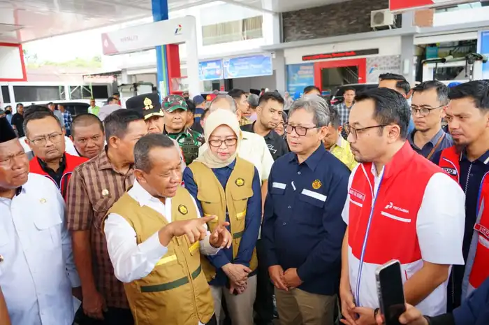 Menteri Energi dan Sumber Daya Mineral (ESDM) Bahlil Lahadalia melakukan kunjungan kerja ke Baubau, Sulawesi Tenggara, Minggu (9/3) kemarin untuk meninjau kesiapan infrastruktur dan distribusi energi di wilayah tersebut.