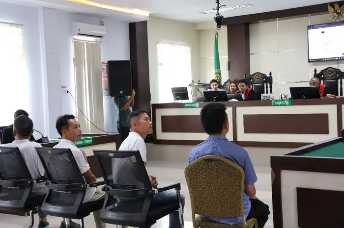 Pengadilan Negeri (PN) Kotamobagu pada Rabu (12/3) telah menggelar sidang terakhir terhadap tiga warga negara Republik Rakyat Tiongkok (RRT), yaitu ZJ, CZ, dan YZ, dengan agenda pembacaan putusan oleh Majelis Hakim.