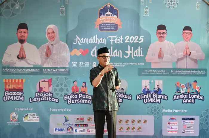 Sekda Sulsel Jufri Rahman membuka acara Ramadhan Fest Andalan Hati di halaman Dinas Koperasi dan UMKM, Selasa, 11 Maret 2025.