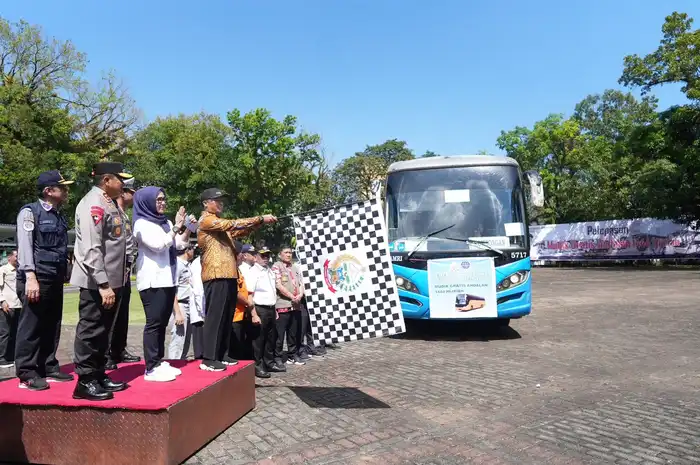 Saat pelepasan 420 peserta mudik gratis di halaman Rumah Jabatan Gubernur Sulsel, Kamis 20 April 2023.