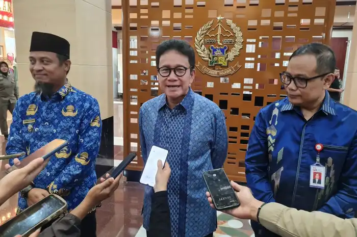 (Ki-ka) Gubernur Sulsel, Andi Sudirman Sulaiman, Wakil Ketua Dewan Komisioner OJK RI, Mirza Adityaswara dan Kepala OJK Sulselbar, Moch Muchlasin.