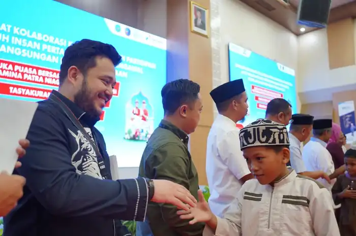 Pemberian santunan kepada anak yatim oleh managemen Pertamina Patra Niaga Regional Sulawesi