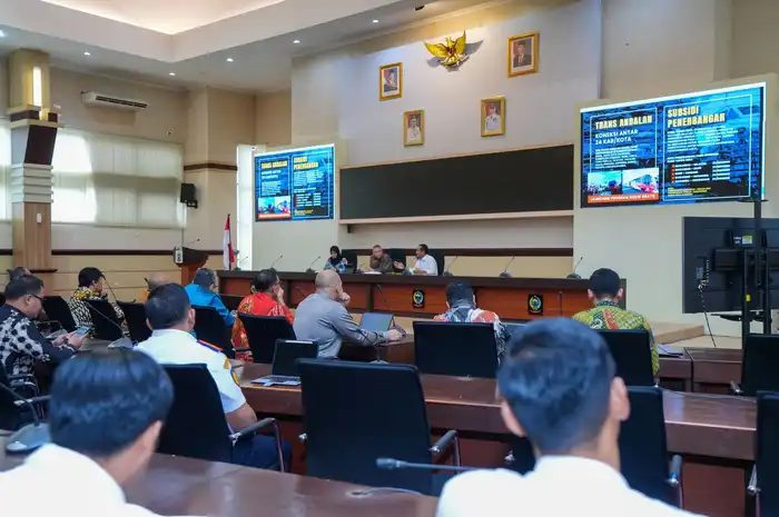 Gubernur Sulsel Andi Sudirman bersama Wakil Gubernur Sulsel Fatmawati Rusdi memaparkan program Sulsel Terkoneksi di hadapan Menhub RI