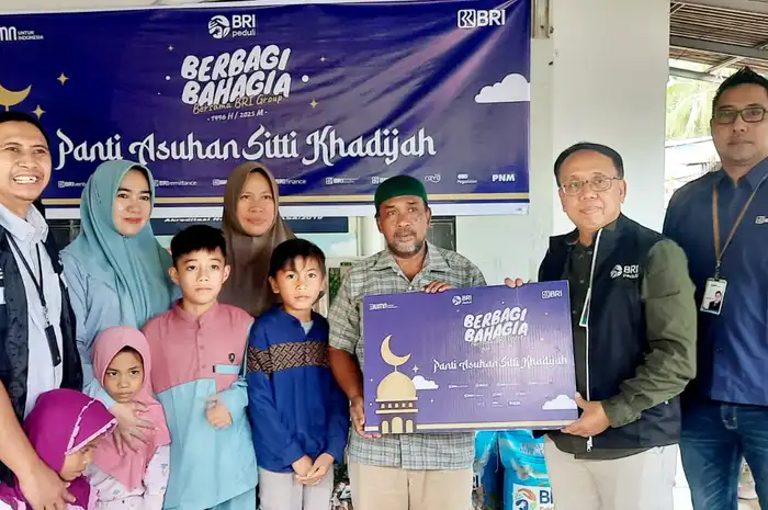 BRI Group yang terdiri dari BRI Insurance, PNM, BRI Finance dan Yayasan Brilian menggelar program Berbagi Bahagia Bersama BRI Group dengan memberikan tanda kasih berupa sembako kepada Panti Asuhan Sitti Khadijah