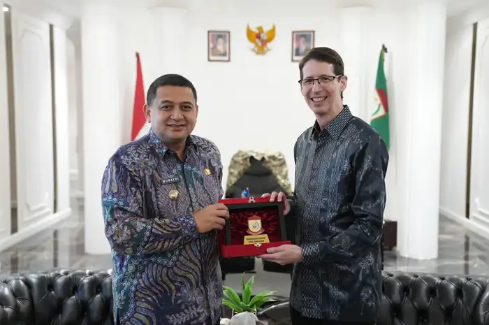Wali Kota Makassar Munafri Arifuddin dan  Konsulat Jenderal Australia Todd Dias 