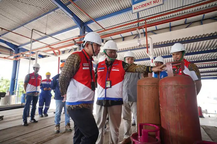 Pertamina melakukan pengecekan menyeluruh mulai dari penimbangan berat tabung LPG, pemeriksaan kesiapan operasional, hingga pemenuhan standar keselamatan dan keamanan kerja (HSSE). 