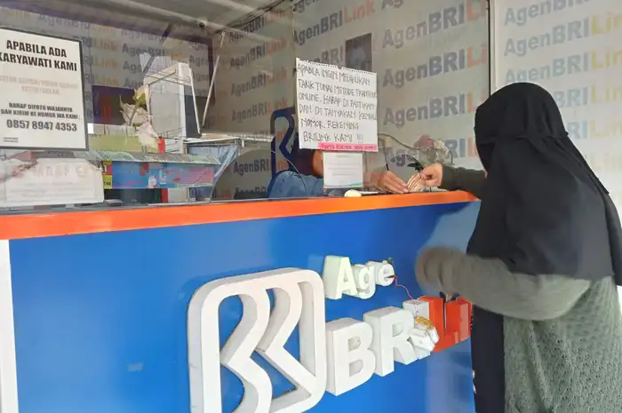 Shintia datang ke salah satu agen BRILink yang ada di Kelurahan Manarap