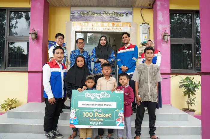 PT KPB saat menyerahkan bantuan kepada masyarakat sekitar