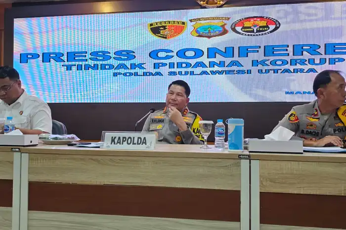 Kapolda Sulut Irjen Pol Roycke Harry Langie, didampingi Wakapolda Brigjen Pol Bahagia Dachi, Dirreskrimsus dan Kabid Humas, saat memimpin konferensi pers di aula Tribrata Polda Sulut.