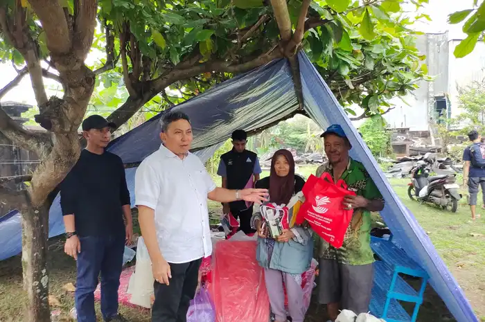 Kadis Sosial Provinsi Sulsel, Abdul Malik Faisal memberikan bantuan kepada korban kebakaran di Makassar.