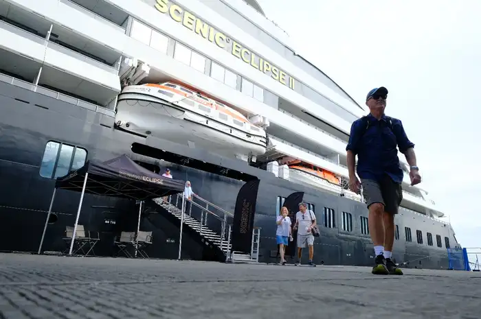 Wisatawan mancanegara terlihat turun dari kapal pesiar Scenic Eclipse II saat sandar di Pelabuhan Makassar. 
