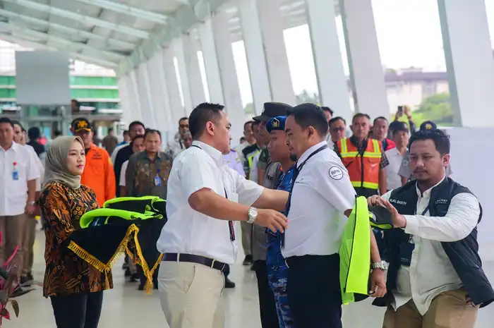 Pelepasan rompi petugas saat apel penutupan RAFI 2025 di Bandara SAMS Sepinggan Balikpapan, 11 April 2025