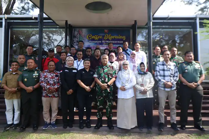 Pangdam VI Mulawarman berfoto bersama pimpinan media massa di Balikpapan, Rabu 16 April 2025