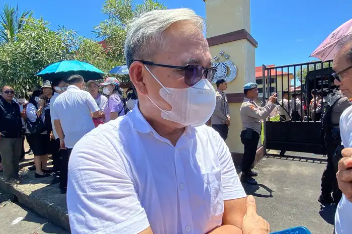 Pjs Ketua BPMS GMIM Pdt Janny Rende.  Ia menyebut aksi di depan Mapolda Sulawesi Utara  merupakan Aksi spontanitas dan dukungan moral Kepada Tersangka kasus dugaaan korupsi dana hibah Pemprov Sulut ke GMIM.