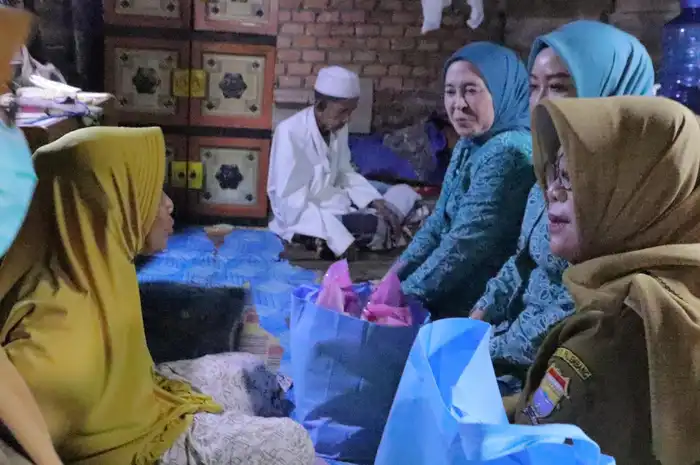 Ketua TP PKK Palembang Bantu Pasangan Lansia yang Sakit dan Hidup ...
