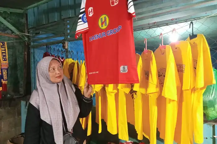 Pedagang Merchandise Di Sekitar Stadion Demang Lehman Martapura