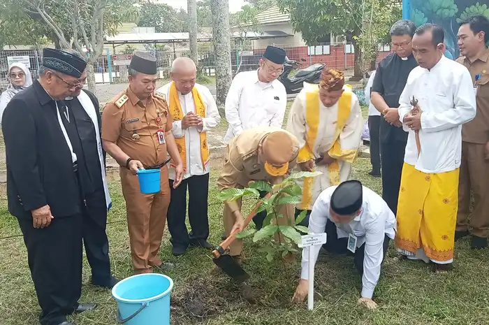 Gerakan Menanam 1 Juta Pohon Matoa di halaman Masjid Raya Sabilal Muhtadin