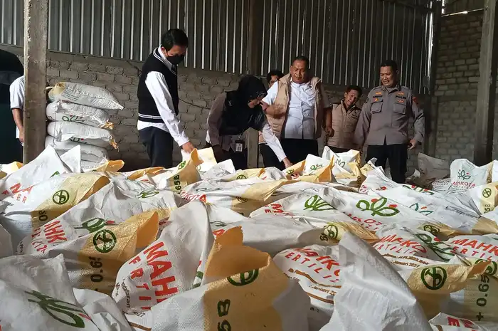 praktik pemalsuan pupuk NPK merk Mahkota Fertilizer di sebuah gudang di Jalan Trikora, Kota Banjarbaru