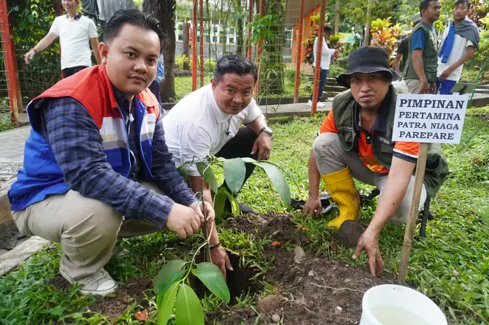 Penanaman pohon di Kebun Raya Jompie Parepare