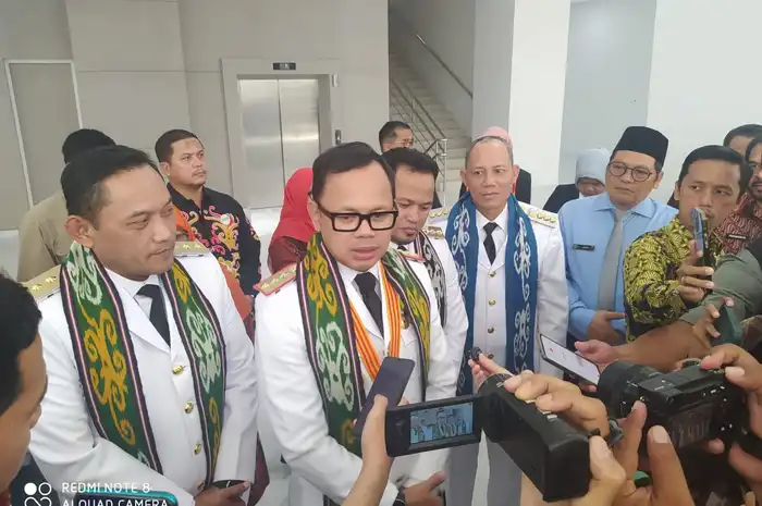 Wamendagri saat diwawancarai wartawan di ruang VVIP Bandara SAMS Sepinggan Balikpapan