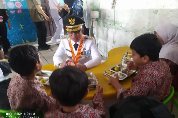 Walikota Balikpapan saat mengunjungi salah satu sekolah di Balikpapan yang melaksanakan program Makan Bergizi Gratis