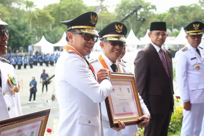 Walikota Balikpapan - Rahmad Mas'ud menerima penghargaan dari Kemendagri pada apel peringatan Hari Otonomi Daerah Nasional di Balikpapan, Jumat 25 April 2025