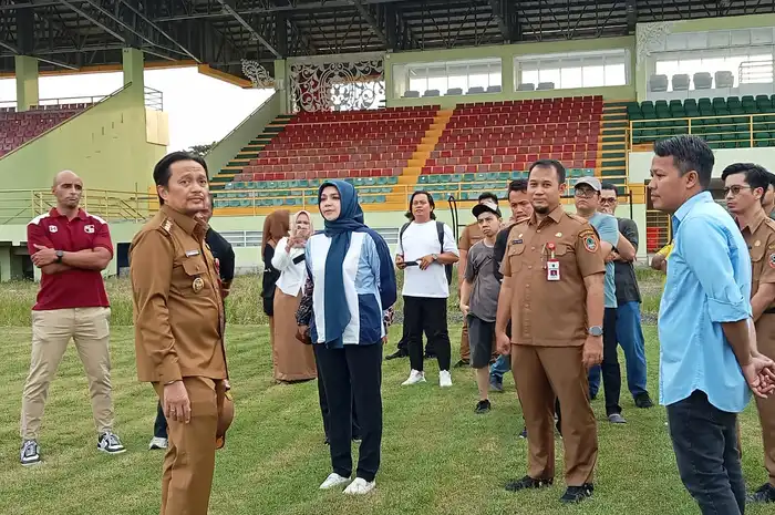 Wakil Gubernur Kalsel, Hasnuryadi Sulaiman meninjau Stadion 17 Mei Banjarmasin