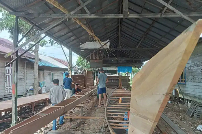 Suasana Pembuatan Perahu di Desa Pulau Suwangi Kabupaten Barito Kuala Kalsel yang mendapatkan suntikan dana KUR BRI