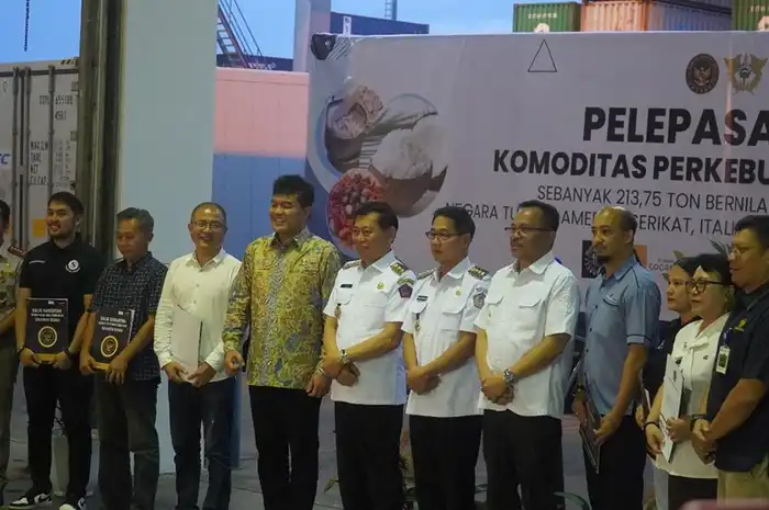 Kepala Kanwil Bea Cukai Sulawesi Bagian Utara, Erwin Situmorang, dengan Kepala Kantor Bea Cukai TMP C Bitung, Firman Bunyamin bersama Walikota Bitung serta Wakil Walikota Manado serta jajaran Forkopimda Sulawesi Utara