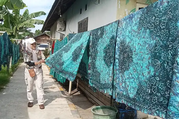 Kampung Sasirangan Sungai Jingah di Kelurahan Sungai Jingah, Kecamatan Banjarmasin Utara, Kota Banjarmasin Provinsi Kalimantan Selatan