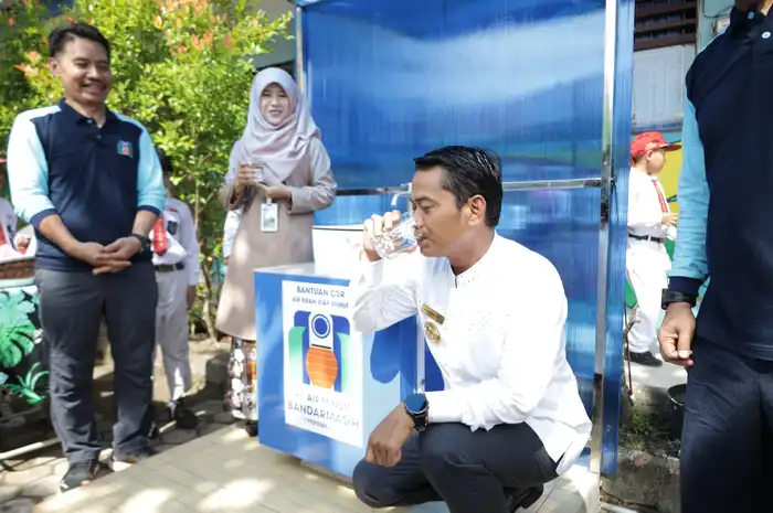 Wali Kota Banjarmasin menyerahkan bantuan kran air siap minum PAM Bandarmasih untuk SDN Basirih 8