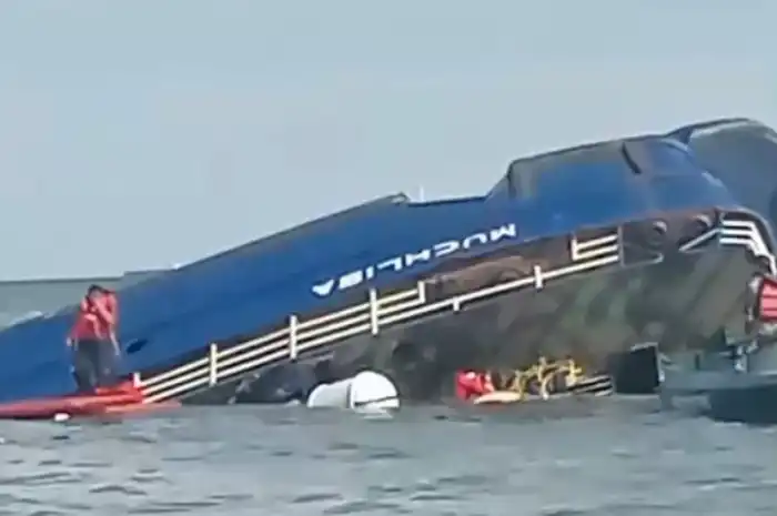 Kapal Ferry KMP Muchlisa dengan rute Balikpapan-Penajam tenggelam di perairan pantai Penajam, Senin sore (5/5/2025).