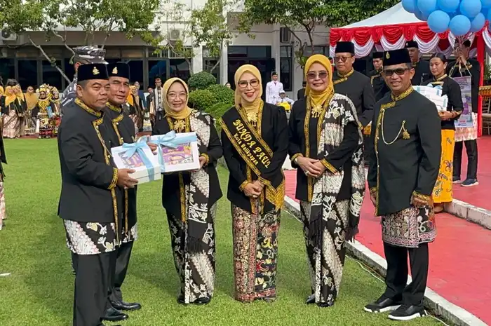 Bunda Paud Balikpapan (tengah) - Nurlena Rahmad Mas'ud saat melaunching buku karyanya berjudul &quot;Aku Cinta Balikpapan&quot;, Jumat 2 Mei 2025