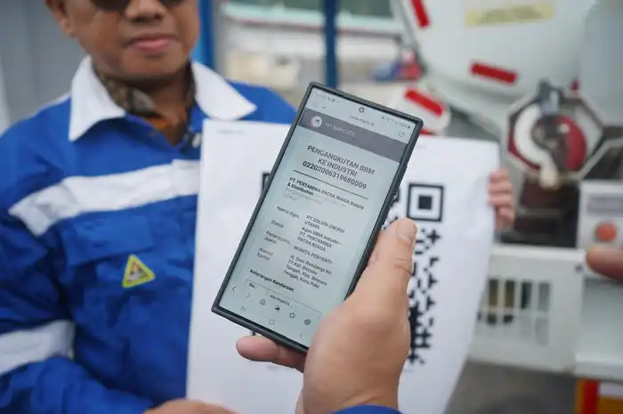 Mobil tangki menujukkan QR code saat ingin mengisi BBM industri