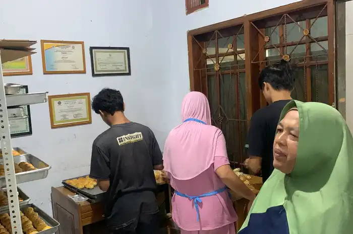Lilik Sriyani (jilbab hijau) tengah mengawasi langsung proses pembuatan Pia Putra Kusuma miliknya