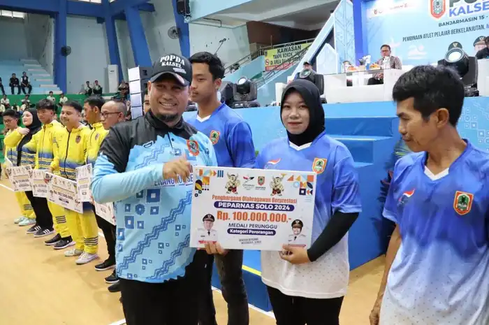 penyerahan bonus kepada atlet Peparnas