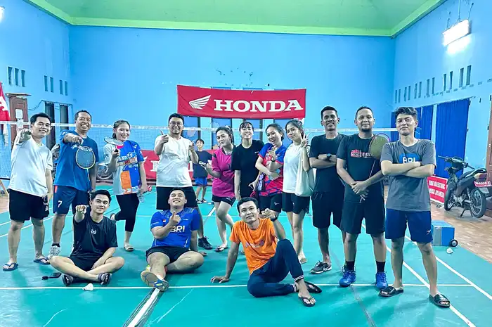Branch Office Bank Rakyat Indonesia Parigi Sulawesi Tengah menggelar kegiatan olahraga rutin bersama yaitu olahraga bulutangkis yang dilaksanakan setiap Rabu malam yang bertempat di lapangan Dinas Pekerjaan Umum.