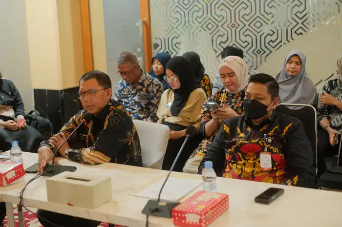 Analisis Kebijakan Ahli Madya Ditjen Otonomi Daerah Kemendagri, Moh Yulianto, didampingi Kepala Biro Organisasi Setda Pemprov Sulsel, Bustanul Arifin, saat memimpin sesi validasi urusan pemerintahan daerah di Ruang Toraja, Kantor Gubernur Sulsel, Jumat (16/5/2025).