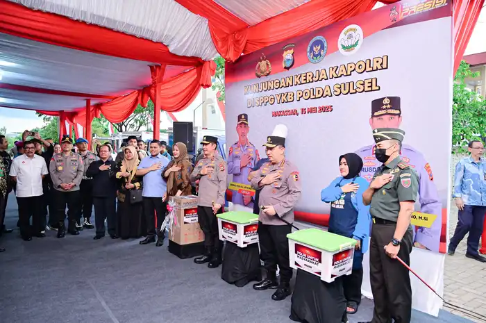 Wakil Gubernur Sulsel, Fatmawati Rusdi, bersama Kapolri Jenderal Listyo Sigit Prabowo meninjau langsung operasional dapur sehat SPPG Polda Sulsel di Kecamatan Biringkanayya, Makassar, Kamis (15/5/2025).