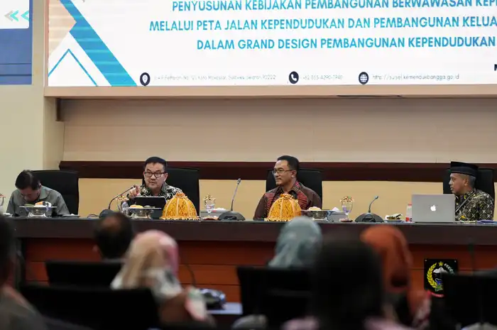 Sekretaris Daerah Provinsi Sulawesi Selatan, Jufri Rahman, saat menjadi narasumber dalam kegiatan fasilitasi penyusunan Grand Desain Pembangunan Kependudukan (GDPK) di Kantor Gubernur Sulsel, Jumat (16/5/2025).