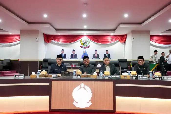 Sekretaris Daerah Provinsi Sulawesi Selatan, Jufri Rahman, mewakili Gubernur Andi Sudirman Sulaiman saat menghadiri Rapat Paripurna DPRD Sulsel tentang penetapan rekomendasi atas LKPJ Akhir Tahun Anggaran 2024 di Gedung DPRD Sulsel, Makassar, Jumat (16/5/2025).