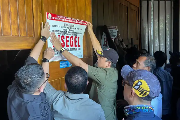Kepala Satuan Polisi Pamong Praja Provinsi Sulawesi Selatan, Andi Arwin Azis, bersama Tim Terpadu Pengawasan Perizinan Berusaha Berbasis Risiko, saat melakukan penyegelan terhadap Tempat Hiburan Malam di Kota Makassar, Jumat (16/5/2025).
