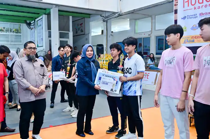 Wakil Gubernur Sulsel Fatmawati Rusdi menyerahkan trofi kepada pemenang DHS Cup III 2025 di Dunia Harapan School, Makassar, Sabtu (17/5/2025). Pelajar dari Makassar, Gowa, dan Takalar mengikuti penutupan DHS Cup III yang berlangsung meriah dan inspiratif. Momen seremoni pelepasan ID Card sebagai tanda berakhirnya DHS Cup III 2025.