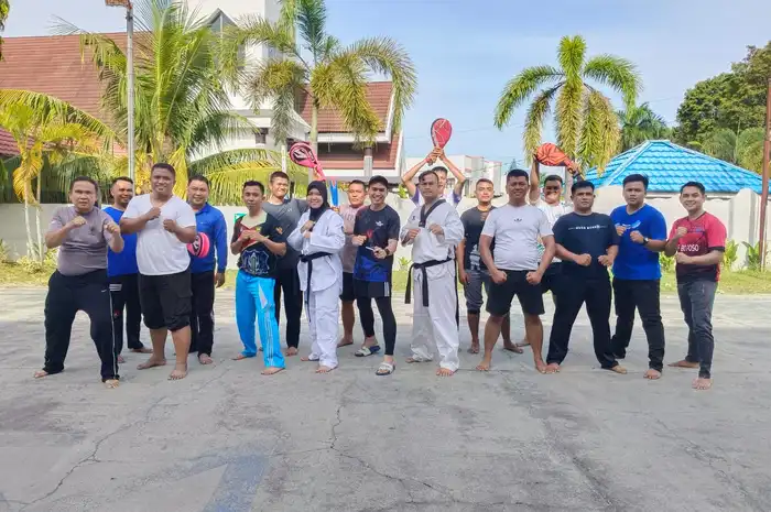 BRI Cabang Poso menggelar latihan taekwondo rutin di halaman parkir BRI Kanca Poso.