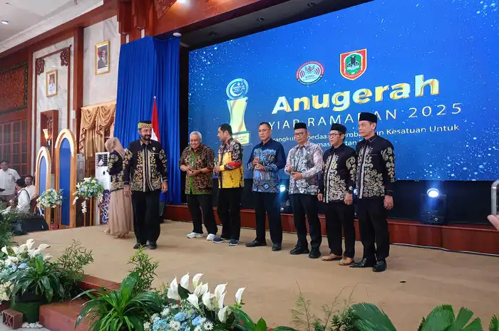 penyerahan penghargaan kepada lembaga penyiaran dalam ASR 2025 KPID Kalimantan Selatan