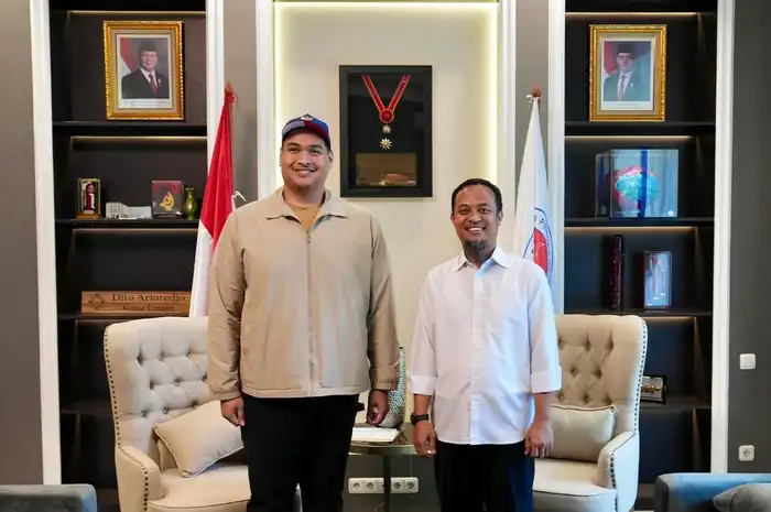 Gubernur Sulsel Andi Sudirman Sulaiman bersama Menpora RI Dito Ariotedjo membahas progres pembangunan Stadion Sudiang di ruang kerja Menpora, Jakarta, Senin (19/5/2025).