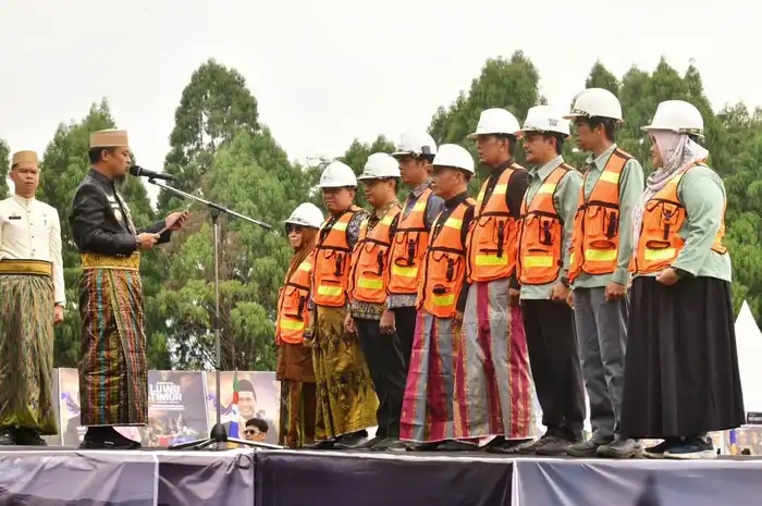 Gubernur Sulawesi Selatan, Andi Sudirman Sulaiman, saat menyampaikan komitmen pembangunan Matano Belt Road di perayaan Hari Jadi Luwu Timur ke-22. Proyek jalan lingkar pesisir Danau Matano ini akan dibangun melalui skema CSR dan melibatkan PT Vale bersama Pemprov dan Pemkab Lutim.